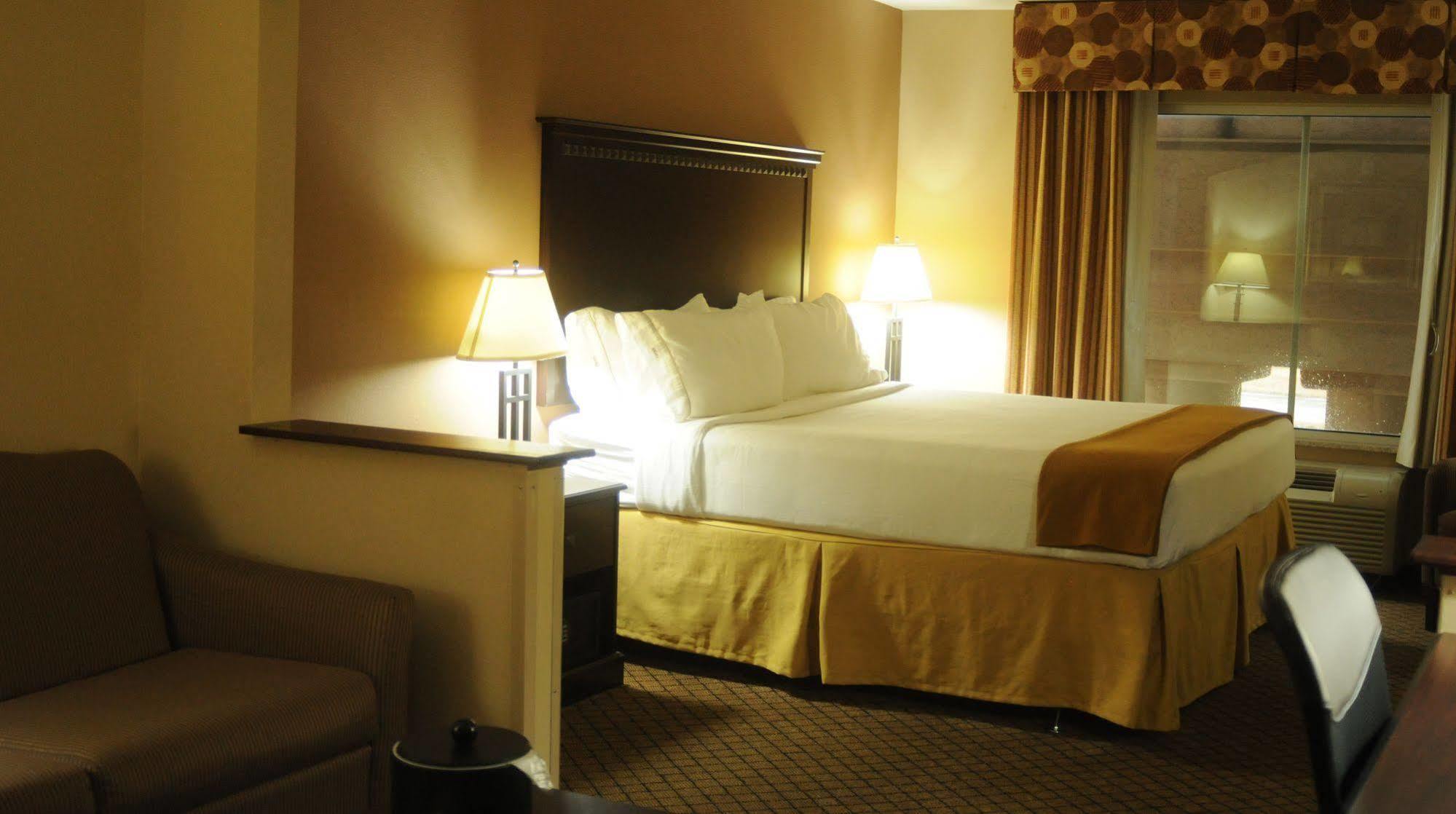 Holiday Inn Express Hotel & Suites Sedalia, An Ihg Hotel Extérieur photo