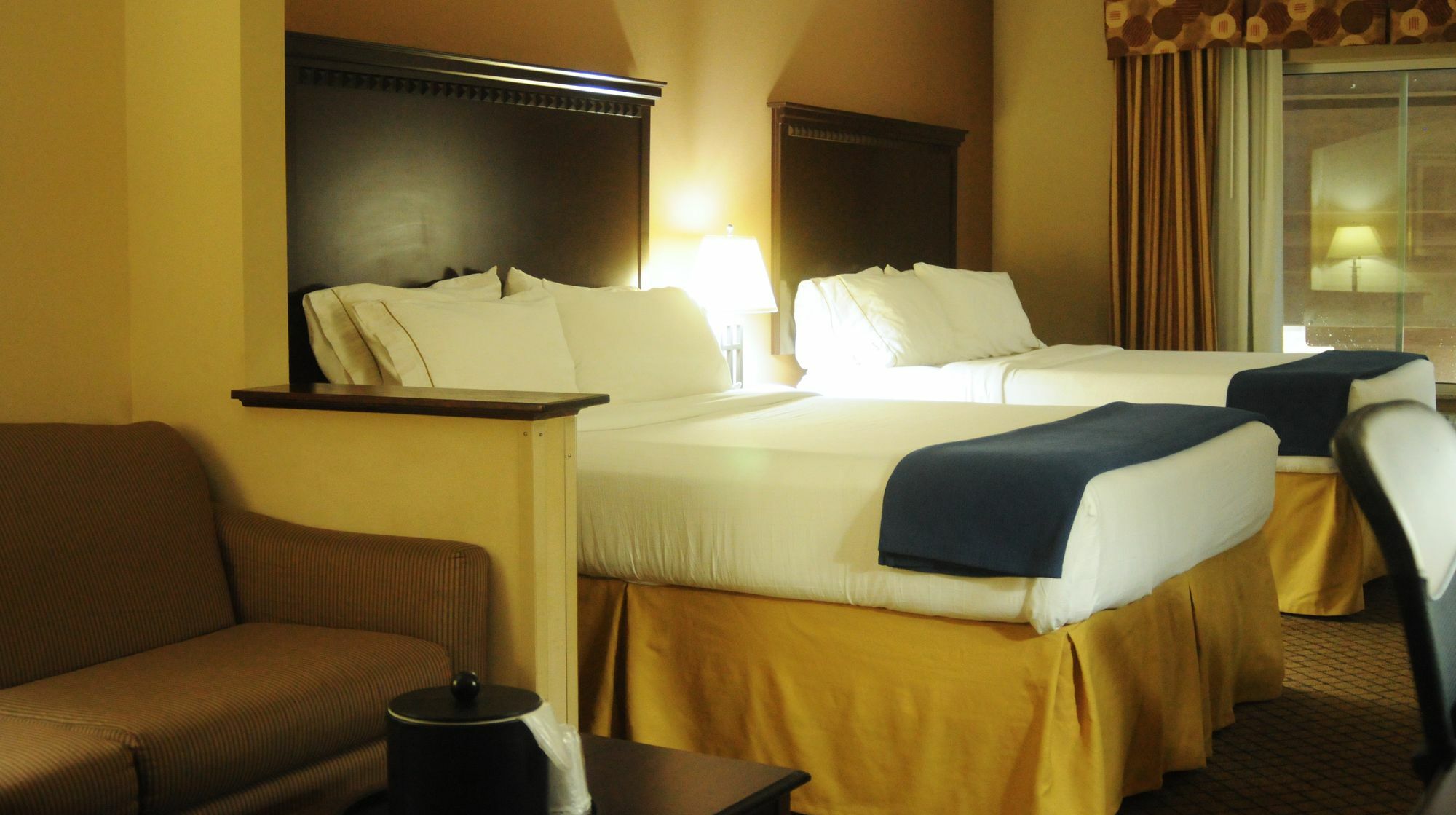 Holiday Inn Express Hotel & Suites Sedalia, An Ihg Hotel Extérieur photo